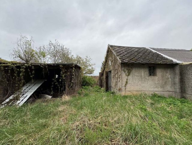 Nebengebäude und Unterstand - Leerstehende Doppelhaushälfte mit Nebengebäude und Unterstand **etwa 40 km vom Magdeburger Zentrum entfernt**