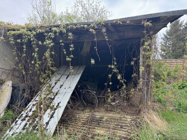 Unterstand - Leerstehende Doppelhaushälfte mit Nebengebäude und Unterstand **etwa 40 km vom Magdeburger Zentrum entfernt**