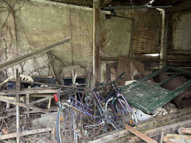 Unterstand - Ablagerungen - Leerstehende Doppelhaushälfte mit Nebengebäude und Unterstand **etwa 40 km vom Magdeburger Zentrum entfernt**