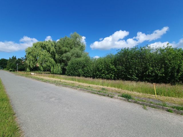 Blick auf Verkaufsfläche und Umgebung - Grundstück mit ca. 75 m Uferfront  am Kavelsdorfer See und neben Wohnbebauung * ca. 35 km südlich vom Darß