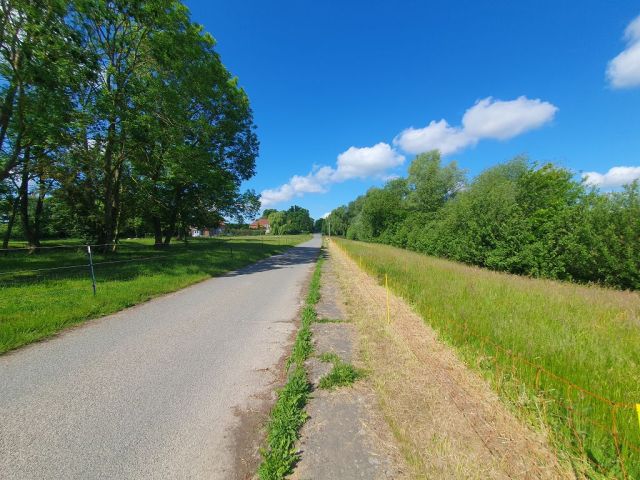 Straßenansicht und Umgebung - Blick Richtung Verkaufsfläche - Grundstück mit ca. 75 m Uferfront  am Kavelsdorfer See und neben Wohnbebauung * ca. 35 km südlich vom Darß