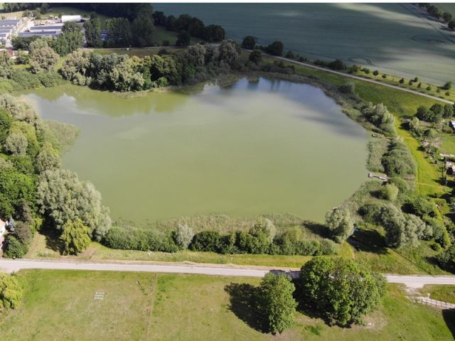 Blick auf Verkaufsfläche und Umgebung - Grundstück mit ca. 75 m Uferfront  am Kavelsdorfer See und neben Wohnbebauung * ca. 35 km südlich vom Darß
