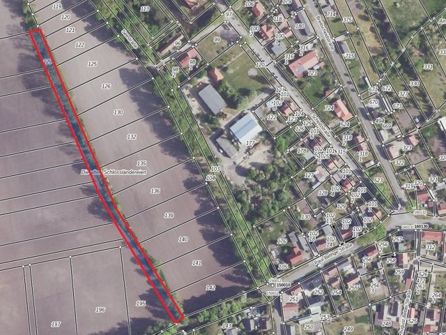 Lageskizze mit Luftbildunterlegung - Teilweise vertragslos genutzte Wald-/Gehölzfläche **nahe dem Baggersee & dem Schloss Gusow**