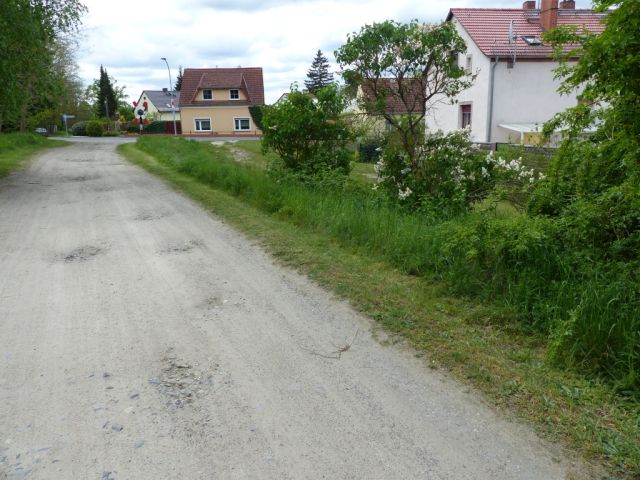 Blick auf Verkaufsfläche rechts und Umgebung - Vertragsfreies Grundstück lt. FNP teilweise Wohnbaufläche im südlichen ´Berliner Speckgürtel´