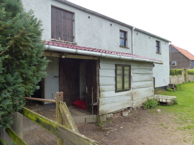 Blick auf Anbau auf der Verkaufsfläche und angrenzende Nachbarbebauung - Vertragslos als Weideland genutzte Grünfläche im Randbereich einer Wohnsiedlung in Meyenburg in der Prignitz