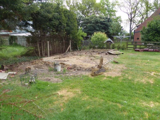 Blick auf Verkaufsfläche und Umgebung - Grundfläche abgetragenes Gebäude - Vertragslos als Weideland genutzte Grünfläche im Randbereich einer Wohnsiedlung in Meyenburg in der Prignitz