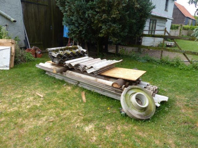 Blick auf Verkaufsfläche - Lagerung abgetragenes Gebäudematerial - Vertragslos als Weideland genutzte Grünfläche im Randbereich einer Wohnsiedlung in Meyenburg in der Prignitz