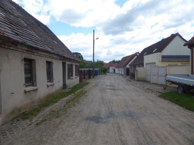 Blick in die Straße - Ruinöses Wohnhaus in Bad Schmiedeberg **ehemals Einfamilienreihenmittelhaus**