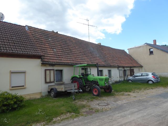Verkaufsgegenstand (Hinweis: Die Fahrzeige und der Hänger gehören nicht zum Verkaufsgegenstand) - Ruinöses Wohnhaus in Bad Schmiedeberg **ehemals Einfamilienreihenmittelhaus**