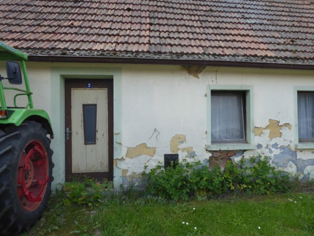 Frontansicht (Hinweis: Die Fahrzeige und der Hänger gehören nicht zum Verkaufsgegenstand) - Ruinöses Wohnhaus in Bad Schmiedeberg **ehemals Einfamilienreihenmittelhaus**