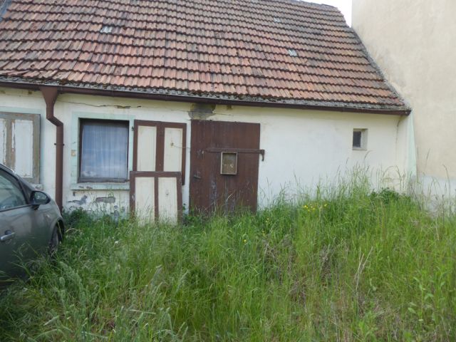 Frontansicht (Hinweis: Die Fahrzeige und der Hänger gehören nicht zum Verkaufsgegenstand) - Ruinöses Wohnhaus in Bad Schmiedeberg **ehemals Einfamilienreihenmittelhaus**