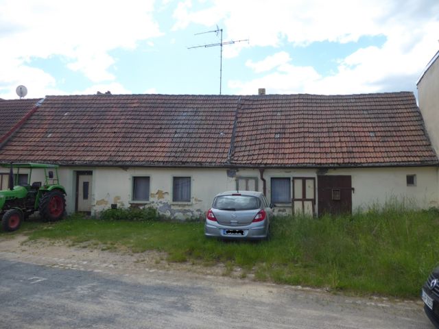 Verkaufsgegenstand (Hinweis: Die Fahrzeuge und der Hänger gehören nicht zum Verkaufsgegenstand) - Ruinöses Wohnhaus in Bad Schmiedeberg **ehemals Einfamilienreihenmittelhaus**