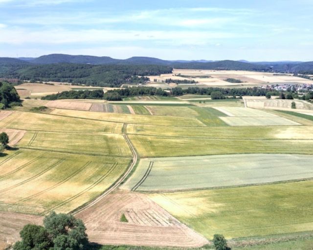 Blick Richtung Verkaufsfläche und auf die Umgebung - Ackerfläche zwischen Marburg und Wetzlar