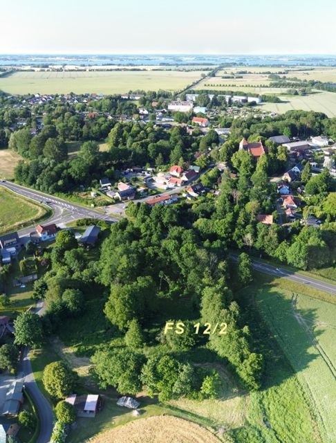Blick auf Verkaufsfläche und Umgebung - Vertragsfreies Freizeit- und Waldgrundstück zwischen Stralsund und Greifswald ca. 5 Autominuten bis zur Autofähre nach Rügen