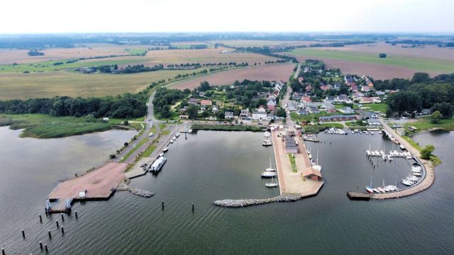 Blick über den Yacht- und Fährhafen Stahlbrode in Richtung Reinberg - Vertragsfreies Freizeit- und Waldgrundstück zwischen Stralsund und Greifswald ca. 5 Autominuten bis zur Autofähre nach Rügen
