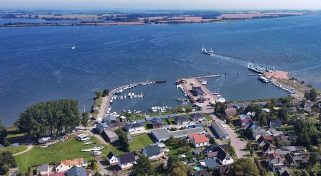 Blick über den Yacht- und Fährhafen Stahlbrode in Richtung Rügen - Vertragsfreies Freizeit- und Waldgrundstück zwischen Stralsund und Greifswald ca. 5 Autominuten bis zur Autofähre nach Rügen