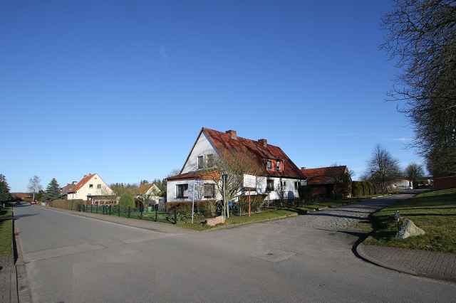 Blick auf Umgebung und Zufahrt über Straße Bussiner Weg Ecke Am Gutshof - Aufnahme aus 2019 - Über 1,1 ha großes Grundstück umgeben von bebauten Flächen nahe Stralsund und der Ostsee - teilweise vertragslos genutzt