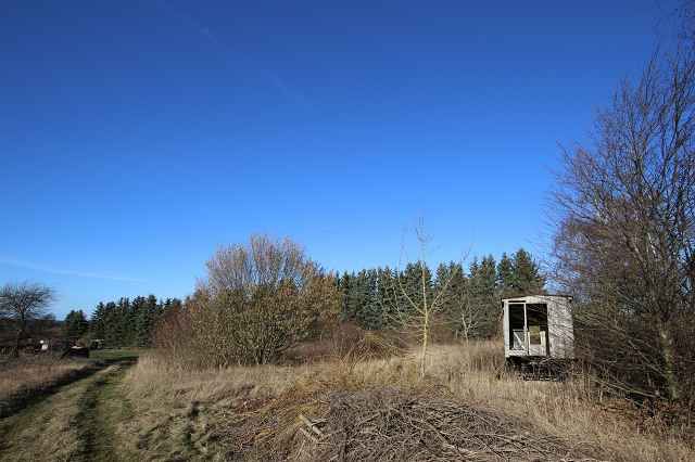 Blick auf Verkaufsfläche und ruinösen Bauwagen - Aufnahme aus 2019 - Über 1,1 ha großes Grundstück umgeben von bebauten Flächen nahe Stralsund und der Ostsee - teilweise vertragslos genutzt