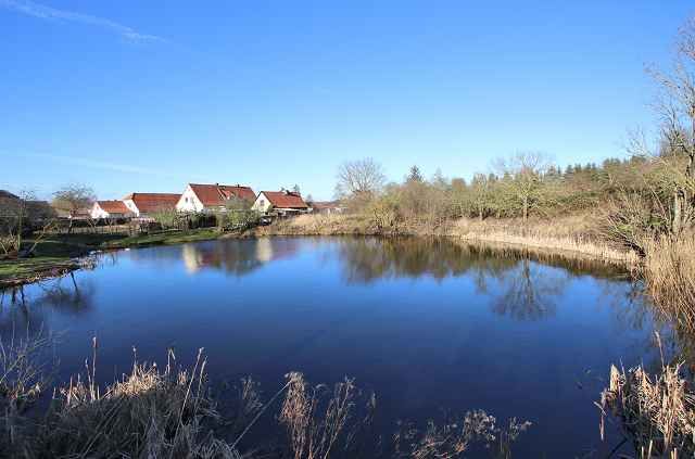 Blick auf Umgebung und benachbarten Feuerlöschteich - Aufnahme aus 2019 - Über 1,1 ha großes Grundstück umgeben von bebauten Flächen nahe Stralsund und der Ostsee - teilweise vertragslos genutzt