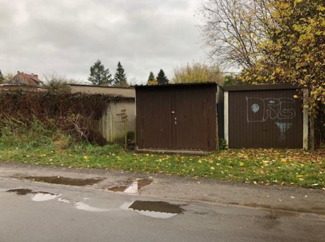 Lage des Verkaufsgegenstandes an der Straße - Verpachtetes Grundstück mit Garagen **236,00 EUR/p.a.**