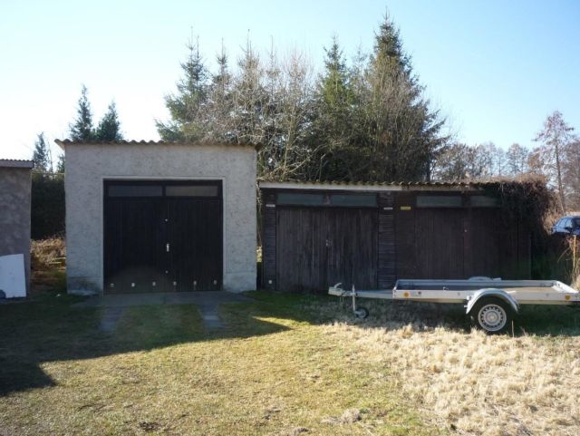 Verkaufsgegenstand (rechts) Hinweis: Die massive Garage links im Bild befindet sich auf dem angrenzenden Nachbarflurstück 291 - Verpachtetes Grundstück mit Garagen **236,00 EUR/p.a.**