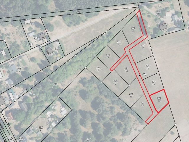 Lageskizze mit Luftbildunterlegung - Flurstück 221/13 und Wegeflurstück - Vertragsfreies Grundstück unweit vom Peenestrom **etwa 25 km von der Ostsee entfernt**