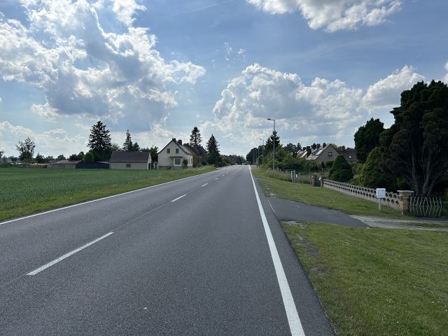 Blick in die Straße - Grundstück ggü. einem Wohnhaus *lt. Flächennutzungsplanentwurf tlw. Wohnbau-/Landwirtschaftsfläche*  südöstlich von Cottbus
