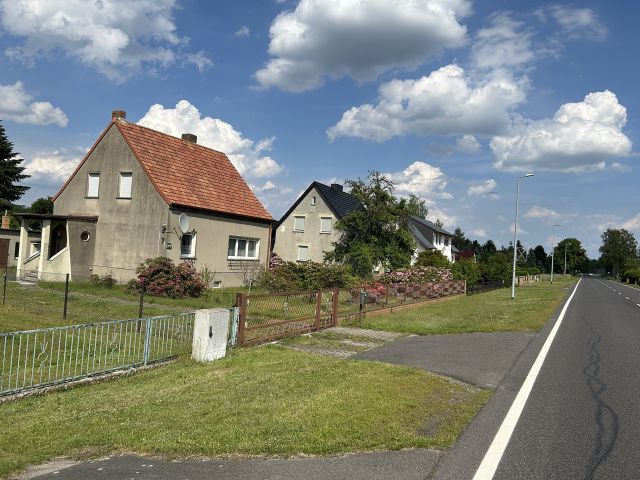 Umgebung - Grundstück ggü. einem Wohnhaus *lt. Flächennutzungsplanentwurf tlw. Wohnbau-/Landwirtschaftsfläche*  südöstlich von Cottbus