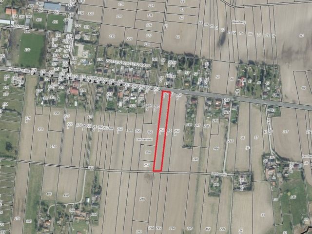 Lageskizze mit Umgebung und Luftbildunterlegung - Grundstück ggü. einem Wohnhaus *lt. Flächennutzungsplanentwurf tlw. Wohnbau-/Landwirtschaftsfläche*  südöstlich von Cottbus