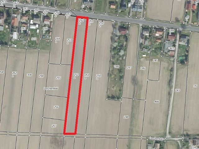 Lageskizze mit Luftbildunterlegung - Grundstück ggü. einem Wohnhaus *lt. Flächennutzungsplanentwurf tlw. Wohnbau-/Landwirtschaftsfläche*  südöstlich von Cottbus