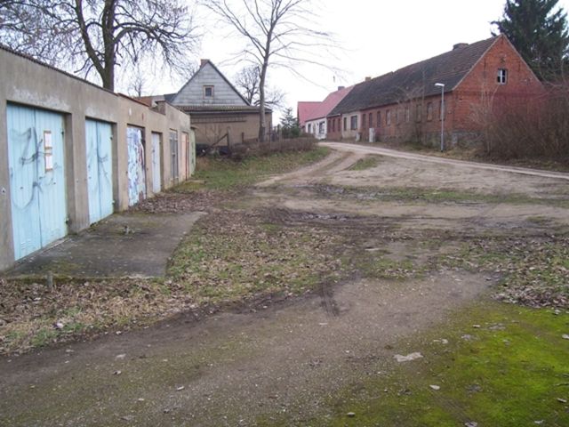 Blick von der Verkaufsfläche (ältere Aufnahme) - Grundstück mit 9 Garagen **davon 7 Garagen in Pächtereigentum - Jahrespachterlös 950 Euro** 