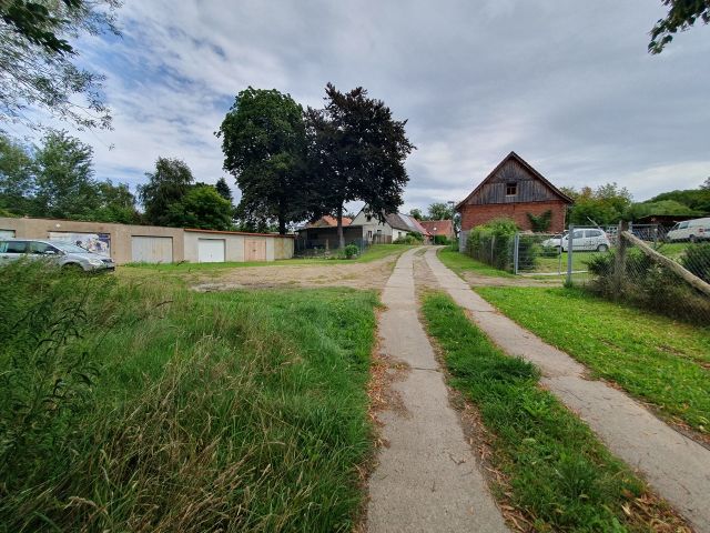 Blick auf den Verkaufsgegenstand mit Umgebung - Grundstück mit 9 Garagen **davon 7 Garagen in Pächtereigentum - Jahrespachterlös 950 Euro** 
