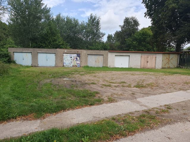Blick auf den Verkaufsgegenstand - Grundstück mit 9 Garagen **davon 7 Garagen in Pächtereigentum - Jahrespachterlös 950 Euro** 