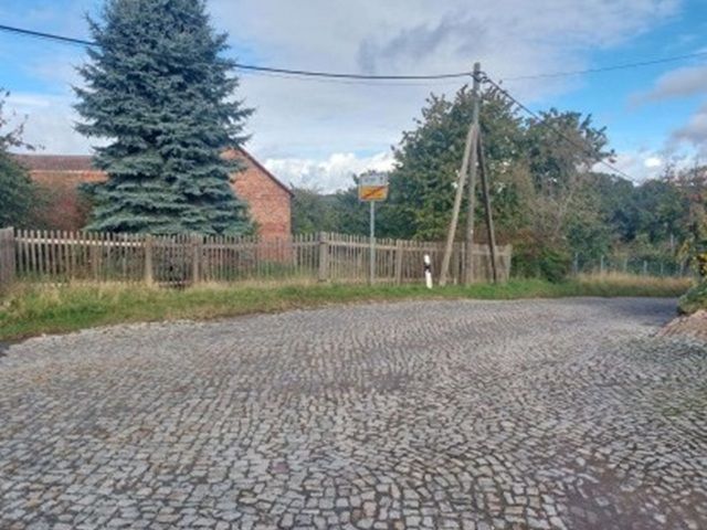 Verkaufsfläche und Umgebung - Vertragslos genutzte Gartenfläche und Teil der Kreisstraße 162 **etwa 25 km von der Geraer Altstadt entfernt**