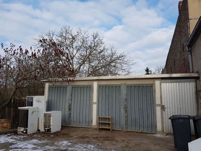 Blick auf die Garagen in Pächtereigentum (Aufnahme 2017) - Verpachtetes Grundstück mit Garagen bzw. Schuppen in Nutzereigentum *etwa 30 km von Magdeburg entfernt*