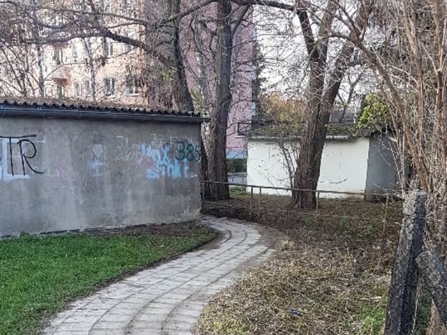 Westliche Grundstücksgrenze (Aufnahme 2017) - Verpachtetes Grundstück mit Garagen bzw. Schuppen in Nutzereigentum *etwa 30 km von Magdeburg entfernt*