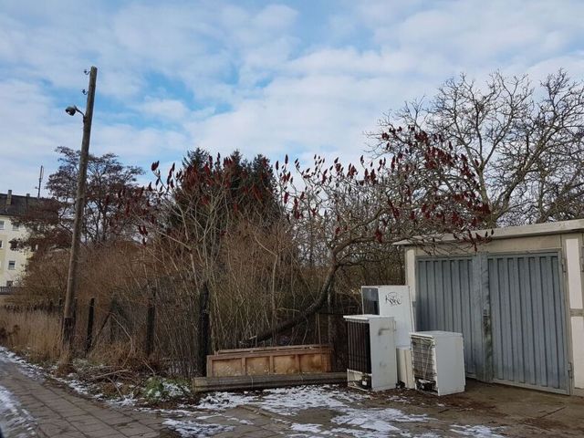 Verkaufsfläche und Umgebung  (Aufnahme 2017) - Verpachtetes Grundstück mit Garagen bzw. Schuppen in Nutzereigentum *etwa 30 km von Magdeburg entfernt*