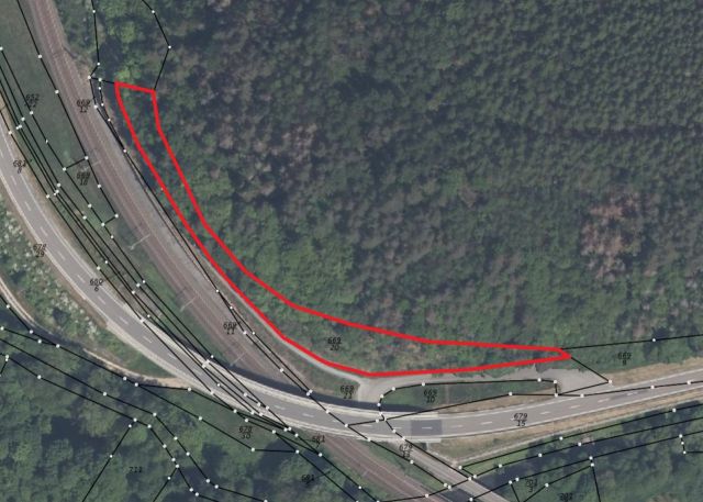 Lageskizze mit Luftbildunterlegung - Vertragsfreie Waldfläche in Hanglage **etwa 8 km von der Bayerischen Landesgrenze entfernt**