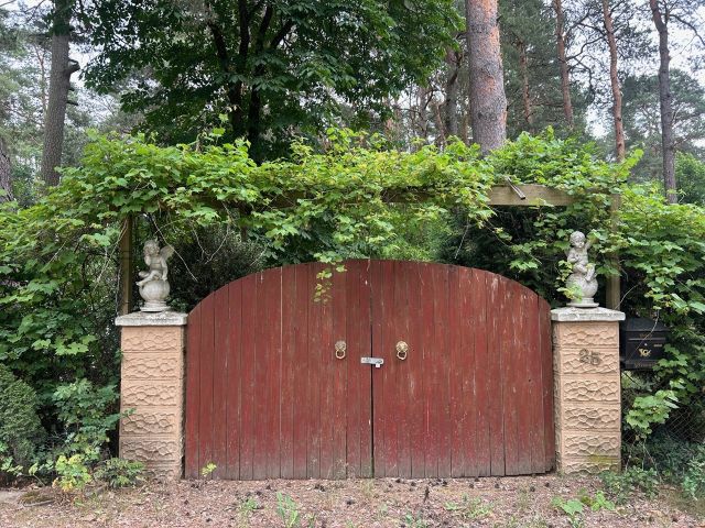 Zufahrt zum Verkaufsobjekt - Grundstück mit Wochenendhaus und Nebengebäude innerhalb einer Einfamilienhaus-Siedlung nahe Berlin *vertragsfrei*