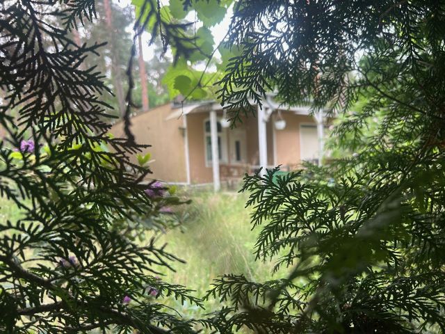 Blick auf das Verkaufsobjekt - Grundstück mit Wochenendhaus und Nebengebäude innerhalb einer Einfamilienhaus-Siedlung nahe Berlin *vertragsfrei*