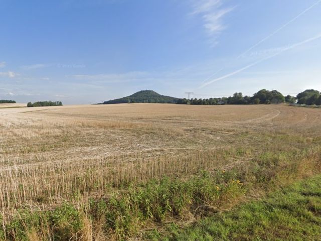 Blick auf Verkaufsfläche und Umgebung - Ackerstreifen in der Oberlausitz - vertragslose Nutzung