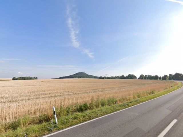 Blick auf Verkaufsfläche und Umgebung - Ackerstreifen in der Oberlausitz - vertragslose Nutzung