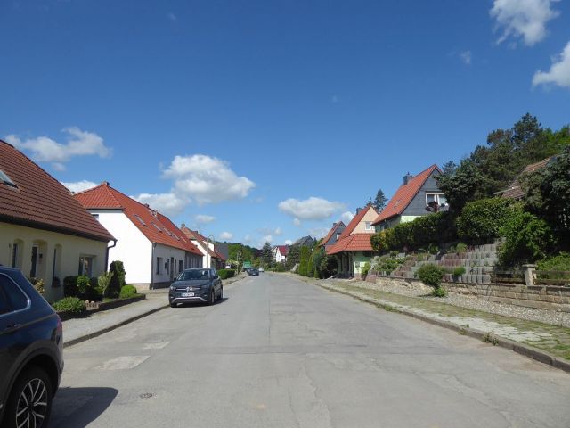 Straßenansicht Bahnhofstraße - Leerstehende Doppelhaushälfte mit Garage zwischen Wernigerode, Halberstadt und Quedlinburg