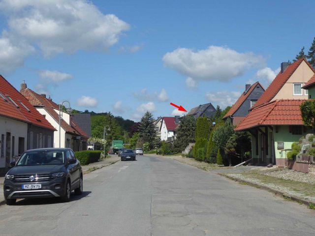 Straßenansicht Bahnhofstraße und Lage des Verkaufsobjektes - Leerstehende Doppelhaushälfte mit Garage zwischen Wernigerode, Halberstadt und Quedlinburg