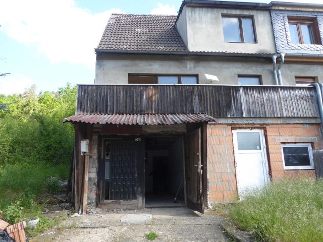 Blick auf Verkaufsobjekt - Leerstehende Doppelhaushälfte mit Garage zwischen Wernigerode, Halberstadt und Quedlinburg