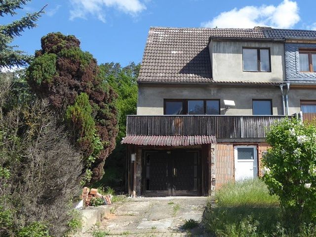 Blick auf Verkaufsobjekt und Umgebung - Leerstehende Doppelhaushälfte mit Garage zwischen Wernigerode, Halberstadt und Quedlinburg
