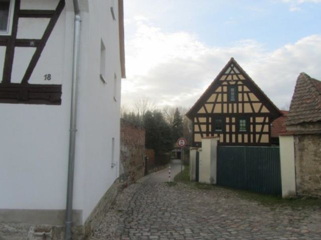 Blick vom Brunnenplatz in Richtung des Verkaufsgegenstandes - Ruinöses ehemaliges Einfamilienhaus in Elsteraue **ca. 8 km nordwestlich von Zeitz**