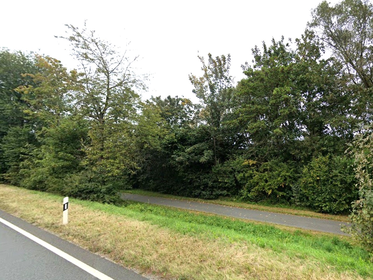 2 vertragsfreie Grundstücke nahe eines Gewerbekomplexes und des Sportplatzes *etwa 38 km vom Nürnberger Zentrum entfernt*