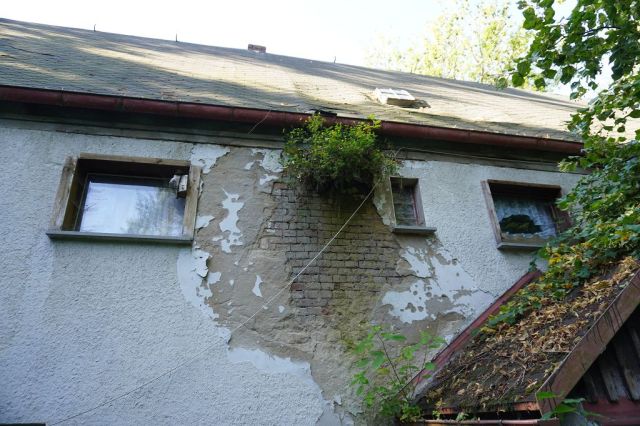 Detailansicht Fassade - Großes Grundstück mit baufälligem Wohnhaus in idyllischer, ruhiger Lage im Erzgebirge