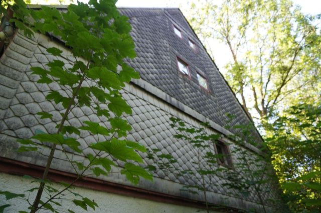 Giebelansicht - Großes Grundstück mit baufälligem Wohnhaus in idyllischer, ruhiger Lage im Erzgebirge